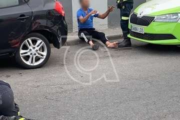 Vuelco de un turismo en la entrada a Las Huesas desde la GC-1/TA.